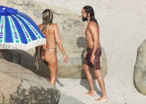 Heidi_Klum_topless_on_beach_Getaway_in_St._Barts_14.jpg