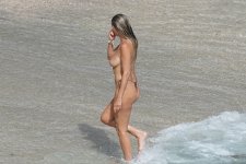 Heidi_Klum_topless_on_beach_Getaway_in_St._Barts_16.jpg