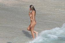 Heidi_Klum_topless_on_beach_Getaway_in_St._Barts_17.jpg