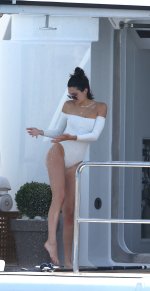 Kendall-Jenner-Feet-2790732.jpg