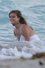 Nina-Agdal-2013-photoshoot-for-Bebe-at-a-beach-in-Miami--04.jpg