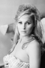 9712826_ursula_andress_photographed_by_terry_o--neill_1966.[1].jpg