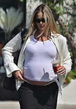 Margot_Robbie_Out_in_Santa_Monica_09-21-2024__37_.jpg