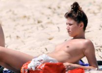 Ursula-Corbero-desnuda-tomando-el-sol-en-topless-playero.jpg