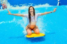 Adara-en-bikini-haciendo-surf-Crush.News01.jpg