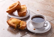 64408961-café-y-pastelitos-con-pasas-en-una-mesa-de-la-cocina.jpg