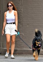 Emily_Ratajkowski_shopping_in_New_York_07-22-2023__5_.jpg