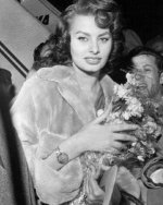 2020-05-29 04.42.20 2319602107262401472_sophialoren.jpg