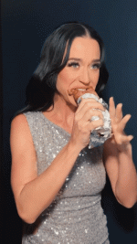 GIF_-_Katy_Perry_-_2024.12.11_-_002.gif