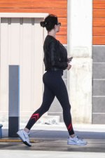 emma-stone-and-her-butt-v0-4amcpm4gshsa1.jpg