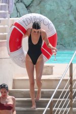 Kendall-Jenner-Feet-3432094.jpg