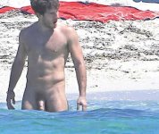 Polla de Quim Gutiérrez desnudo en la playa (3).jpg