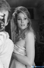 10633266_raquel_welch_by_terry_o--neill.jpg