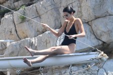 Kendall-Jenner-Feet-4106790.jpg