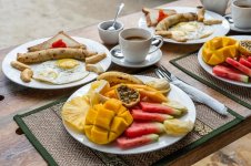 desayuno-tropical-fruta-cafe-huevos-revueltos-panqueques-platano_185094-135.jpg