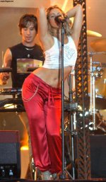 43699_sexypix_shakira_live_4_1_123_44lo[1].jpg