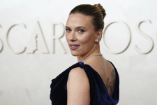 scarlett-johansson-en-la-alfombra-roja-de-los-premios-oscar-2025-1.png