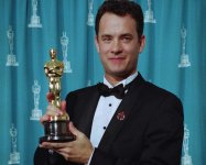 39080-tom-hanks-holding-his-oscar-for-philadelphia.jpg