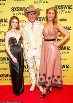 96004459-14479211-Director_Paul_Feig_tried_to_shut_down_any_claims_of_tension_betw-a-4_1741545...jpg