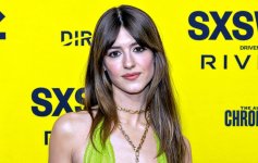 Daisy Edgar-Jones 03.jpg
