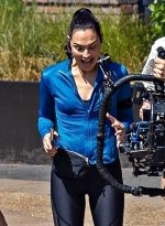 Gal_Gadot_filming_scene_for_her_upcoming_thriller_film__Runner__in_London_04-30-2025__4_.jpg