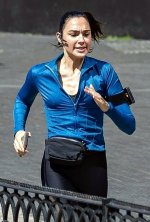 gal-gadot-on-the-set-of-her-upcoming-thriller-movie-runner-in-london-04-30-2025-3.jpg