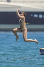 Tate McRae - Wearing a bikini   (4).jpg