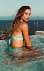 Paula-Badosa-hot-in-a-bikini-by-the-beach-696x535-rev-1.jpg