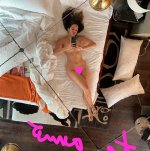 Rosalia-desnuda-selfi-espejo-cama.jpg
