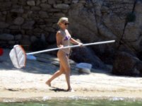 Kate Hudson - on the beach in Greece  (2).jpg