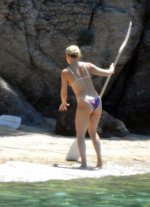 Kate Hudson - on the beach in Greece  (11).jpg