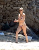 Kate Hudson - on the beach in Greece  (14).jpg