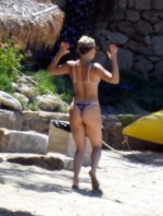 Kate Hudson - on the beach in Greece  (3).jpg