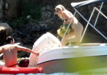 Kate Hudson - on the beach in Greece  (6).jpg