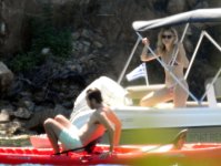 Kate Hudson - on the beach in Greece  (7).jpg