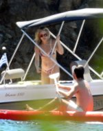 Kate Hudson - on the beach in Greece  (8).jpg