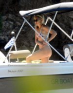 Kate Hudson - on the beach in Greece  (10).jpg