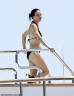 100082725-14883035-Katy_looked_happy-a-23_1751925685021.jpg