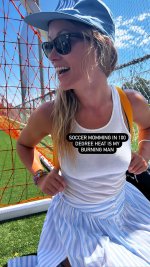 Olivia_Wilde_at_son_soccer_game_in_Los_Angeles_09.09__0_.jpg