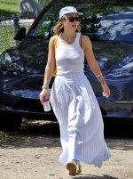 Olivia_Wilde_at_son_soccer_game_in_Los_Angeles_09.09__1_.jpg