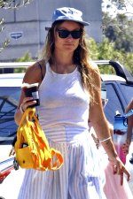 Olivia_Wilde_at_son_soccer_game_in_Los_Angeles_09.09__9_.jpg