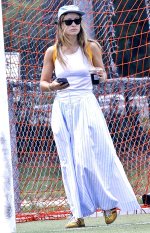 Olivia_Wilde_at_son_soccer_game_in_Los_Angeles_09.09__24_.jpg