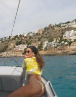 hailey-bieber-ass-thong-bikini-mallorca-002.jpg