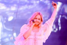addison-rae-braless-coachella-nipples-visible-005.jpg