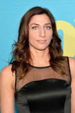 chelsea-peretti-bcab284e-ff21-4090-8d4d-f8dc5edfce0-resize-750.jpeg