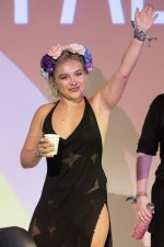 florence-pugh-armpit-v0-kgny3075hc9d1-3536690654.jpeg