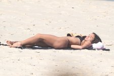 Bruna Marquezine in bikini  (9).jpg