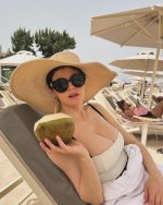 alexandra-daddario-v0-3c9qr59rm6af1.jpeg