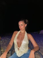 Noche de verano en modo chiringuito- brisa del mar, piel dorada, cóctel frío y cero preocupaci...jpg