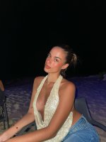Noche de verano en modo chiringuito- brisa del mar, piel dorada, cóctel frío y cero preocupacion.jpg